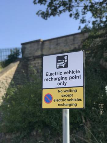 Image of an electric vehicle recharging point road sign