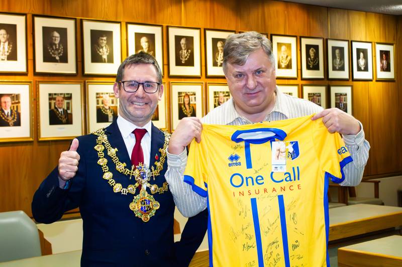 Mayor Andy Abrahams presents Mayor Oleg Kanivets with a signed Mansfield Town shirt at the council chambers