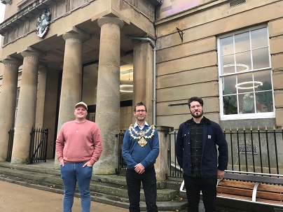 Photo of Mayor outside Old Town Hall with Brad and Jordan Duncan, part of the family behind Robins Return