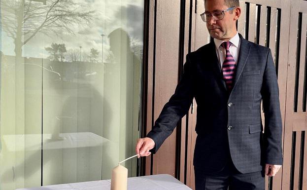 Mayor lights candle for Holocaust Memorial Day