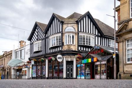 A photo of outside the Museum and Palace Theatre