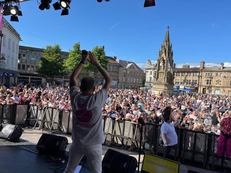 Photo of the crowds at Party on the market