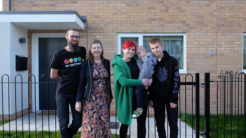 Photo of Krzysztof Panfil, Councillor Marion Bradshaw, and Jagoda Panfil with children Bartosz and Kamil outside their Passivhaus home in Saundby Avenue