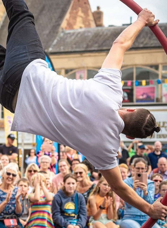 Photograph of an entertainer performing in Mansfield Market square