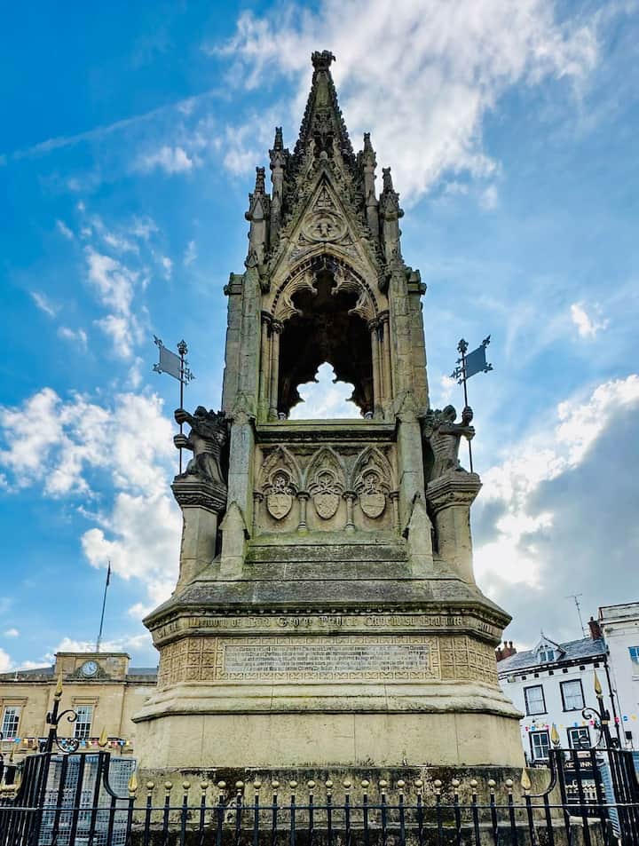 Photo of the Bentinck Memorial in Mansfield market place.
