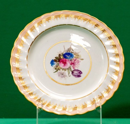 Plate with fluted border, decorated with a bunch of flowers in the centre