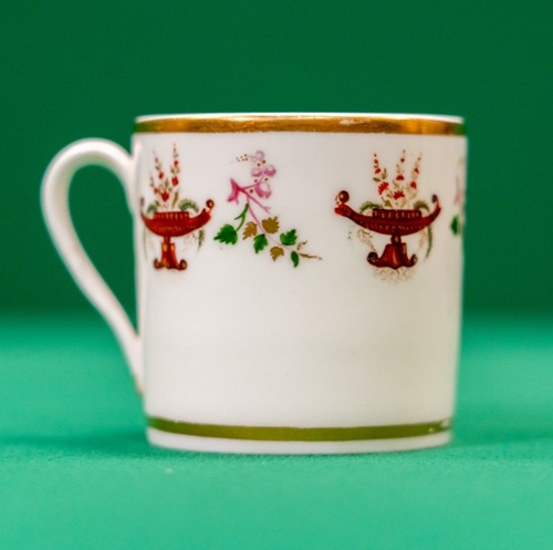 Coffee can decorated with urns and garlands
